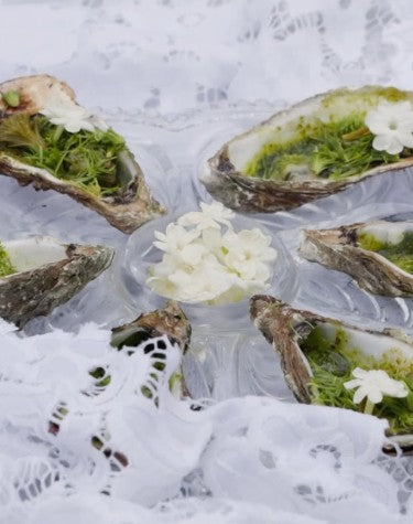 Brud og brudgom til sommerbryllup